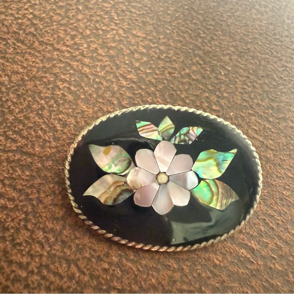 💟 Alpaca Brooch with Mother-of-Pearl Flower design